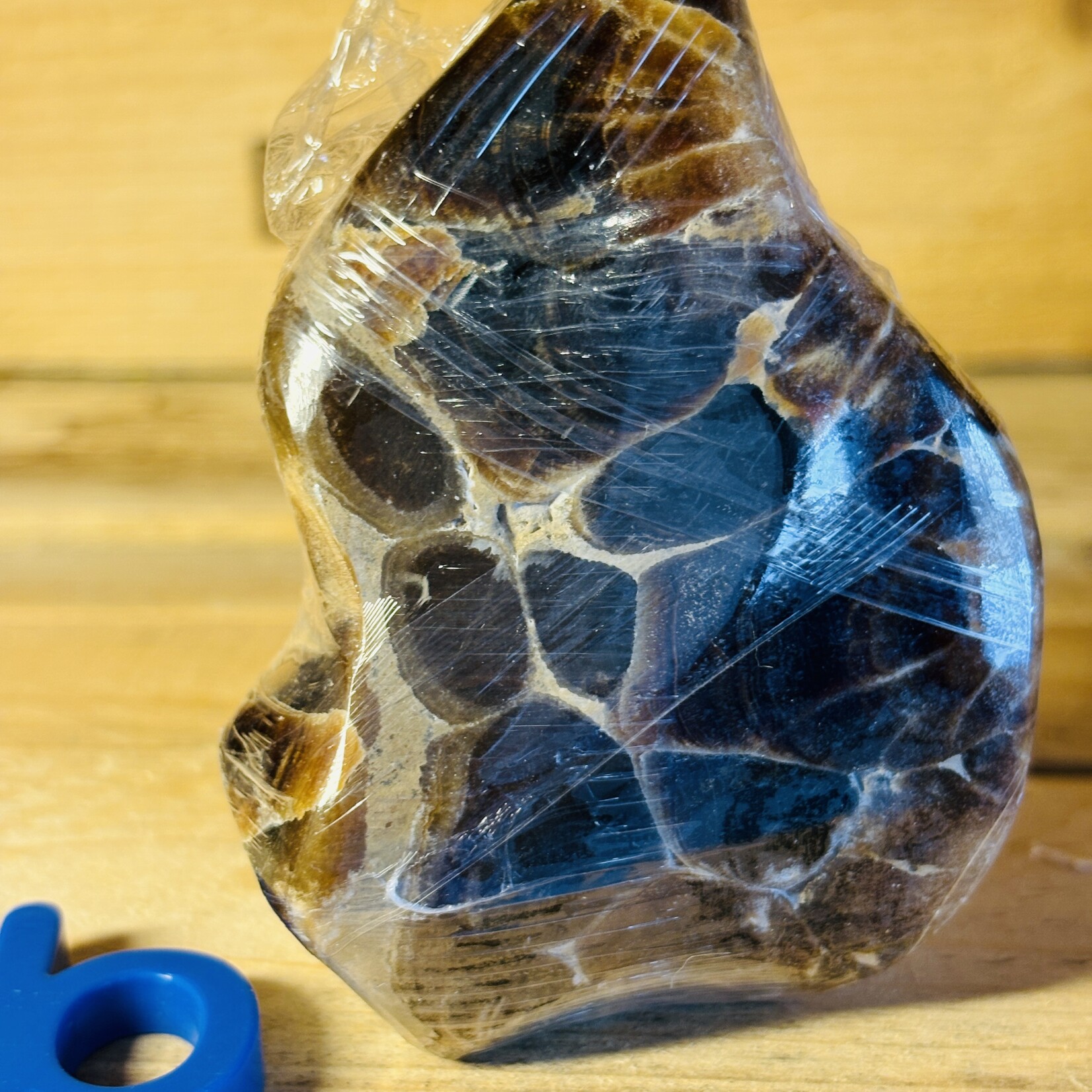 Calcite chocolat freeform – Cristal brun d’ancrage – Sculpture en pierre polie