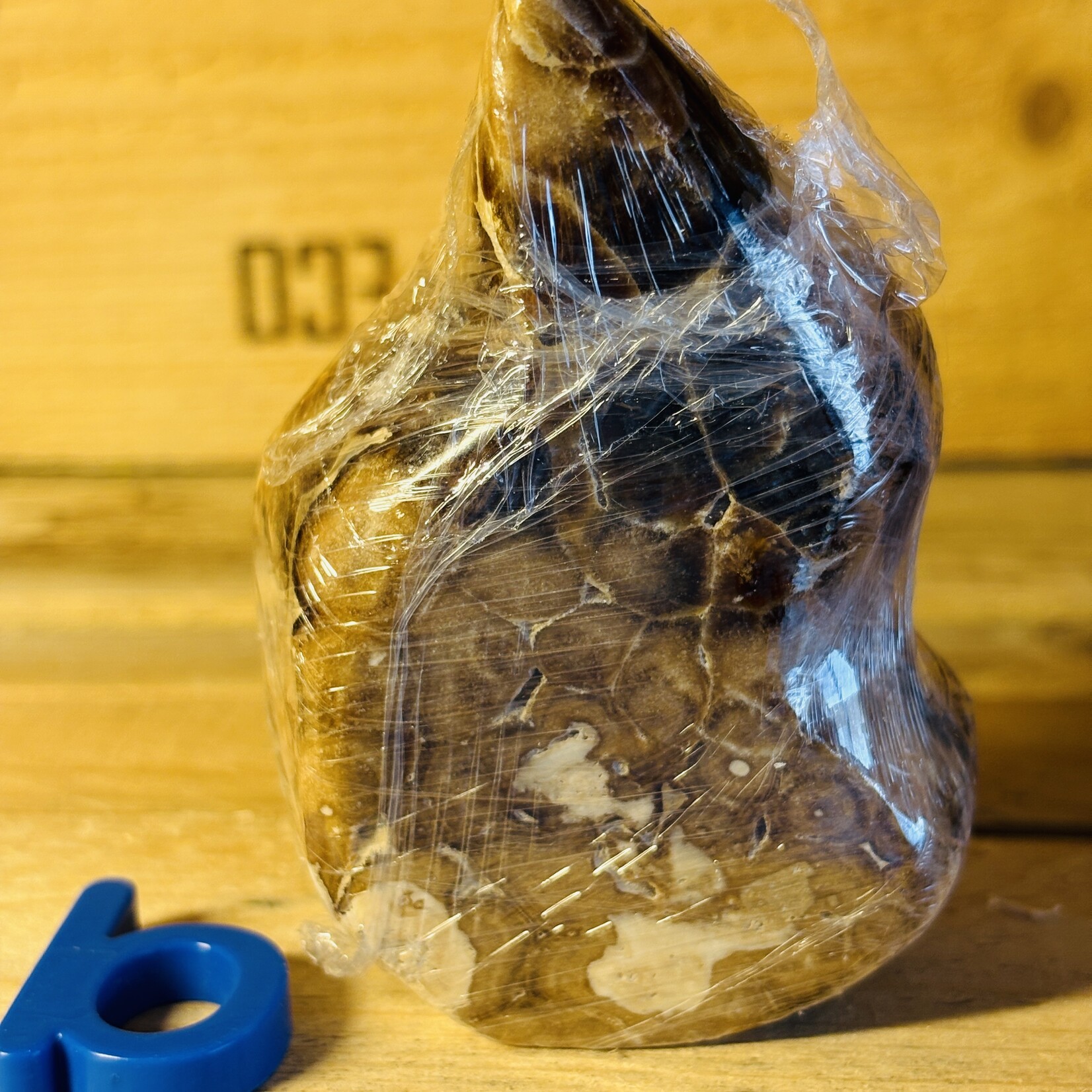 Calcite chocolat freeform – Cristal brun d’ancrage – Sculpture en pierre polie