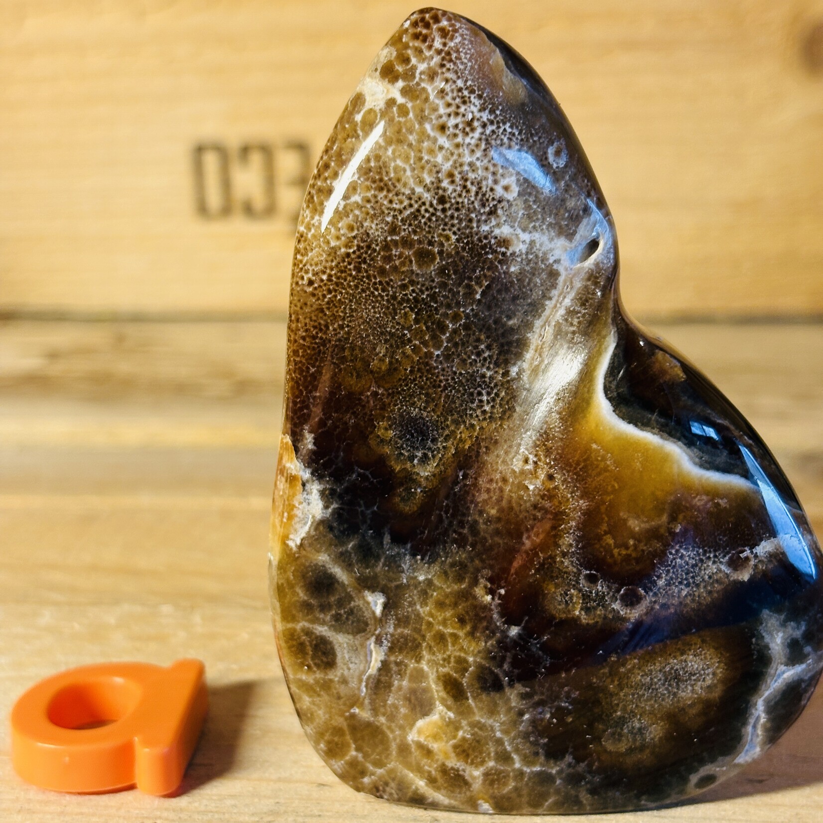 Calcite chocolat freeform – Cristal brun d’ancrage – Sculpture en pierre polie