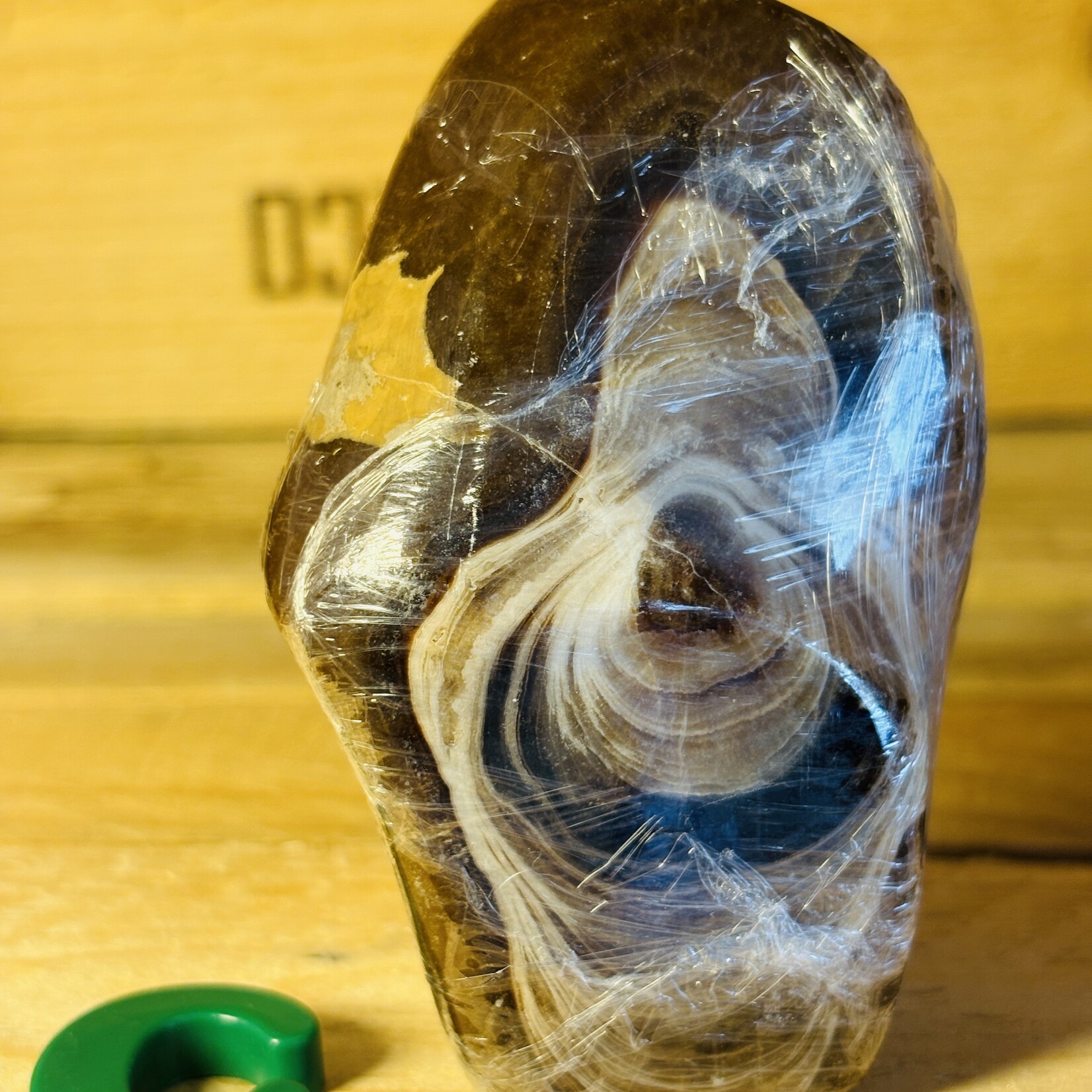 Calcite chocolat freeform – Cristal brun d’ancrage – Sculpture en pierre polie