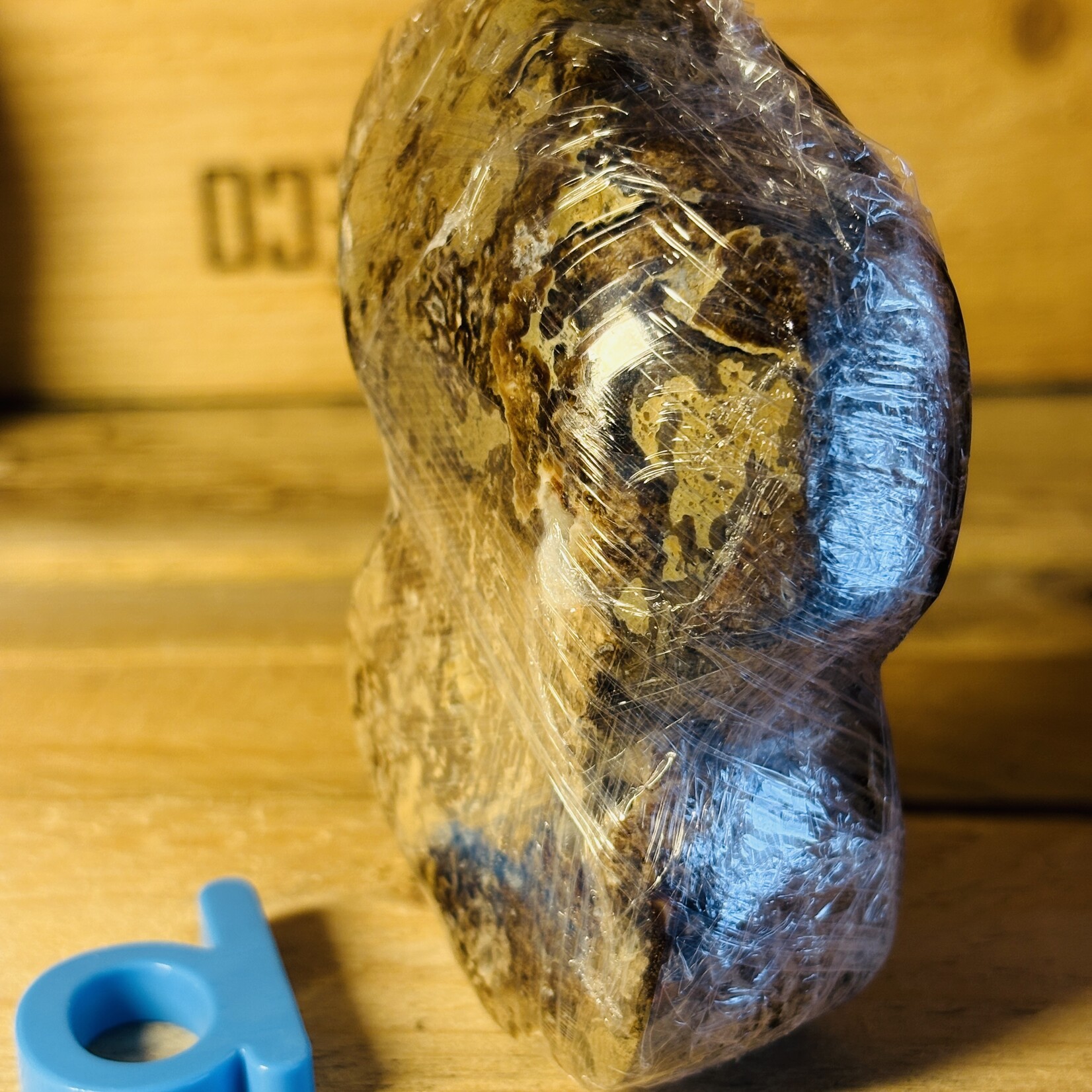 Calcite chocolat freeform – Cristal brun d’ancrage – Sculpture en pierre polie