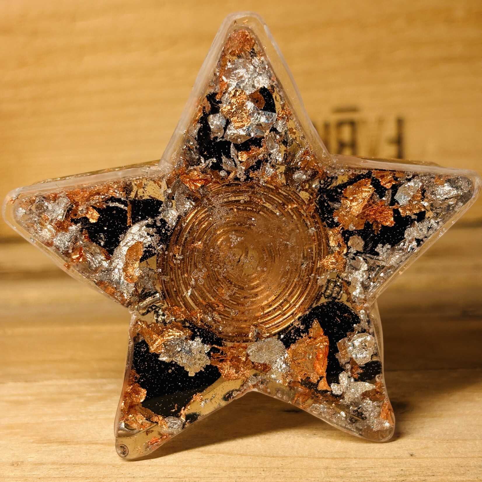 Orgonite Étoile – Quartz, Tourmaline Noire et Spirale de Cuivre