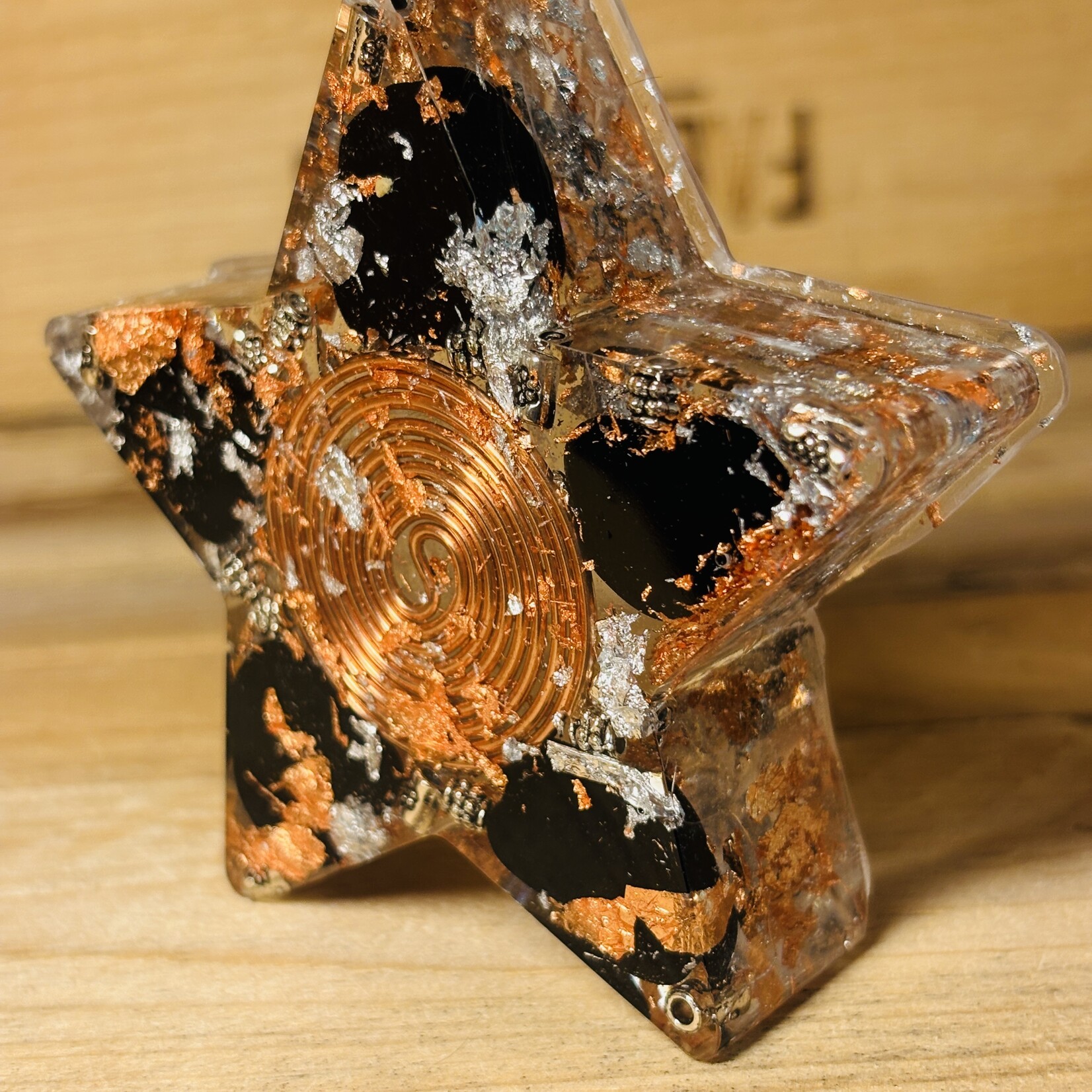 Orgonite Étoile – Quartz, Tourmaline Noire et Spirale de Cuivre