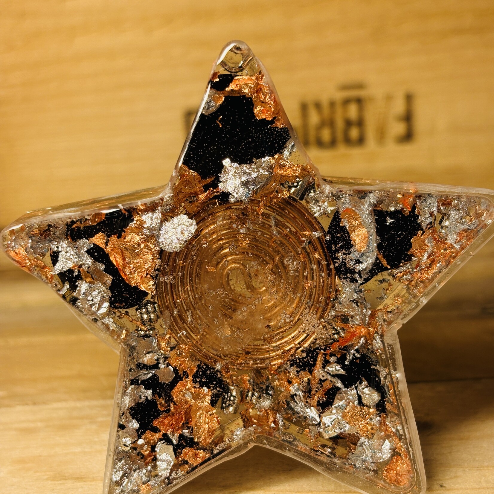 Orgonite Étoile – Quartz, Tourmaline Noire et Spirale de Cuivre