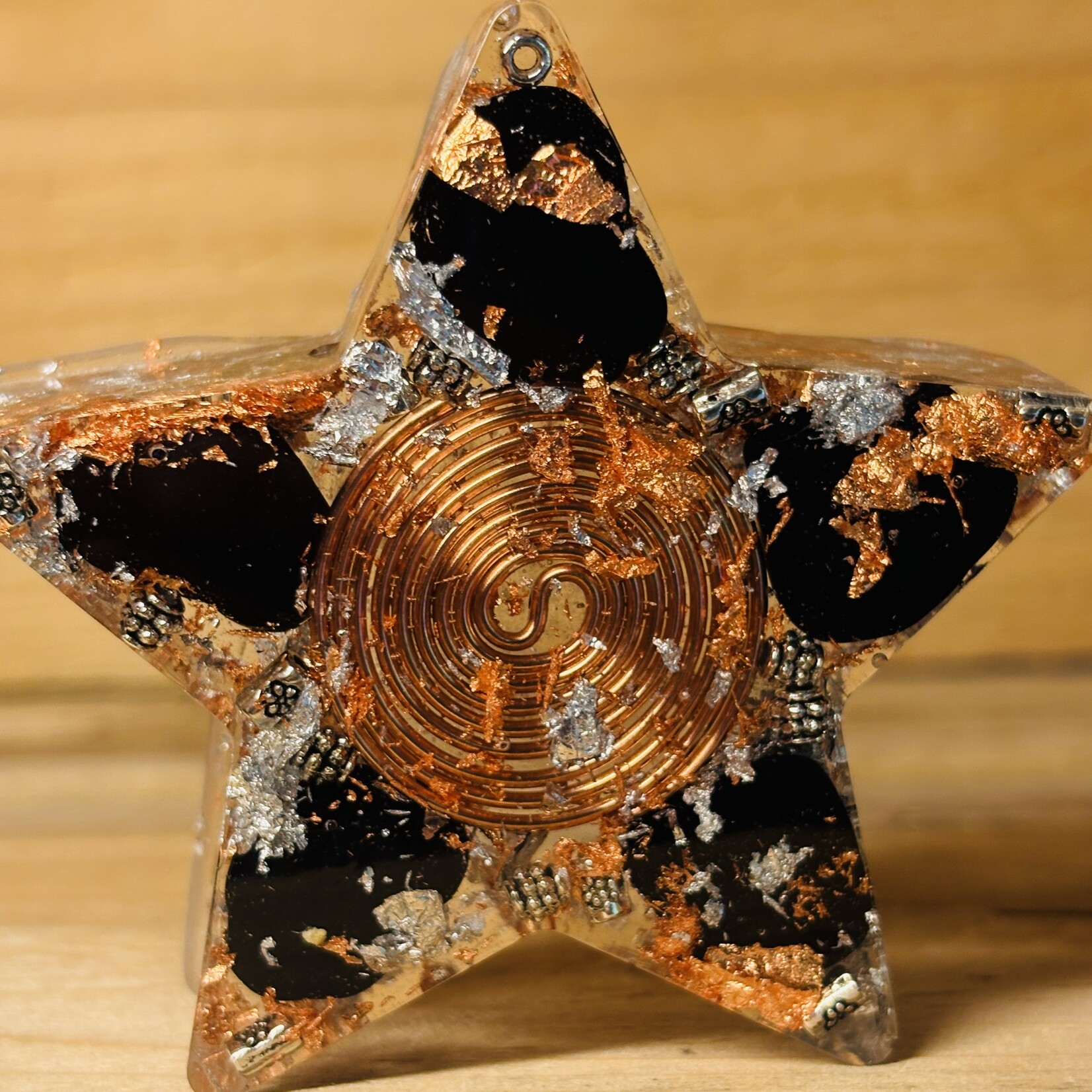 Orgonite Étoile – Quartz, Tourmaline Noire et Spirale de Cuivre