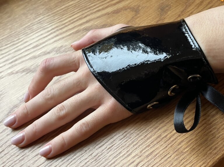 Dark Garden Signature Leather Glovelettes