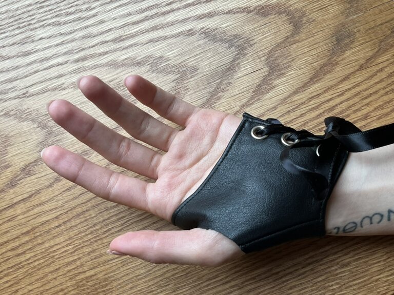 Dark Garden Signature Leather Glovelettes