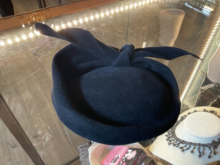 Kalico Delafay Kalico Delafay Simple Sculpted Black Felt hat with Twist