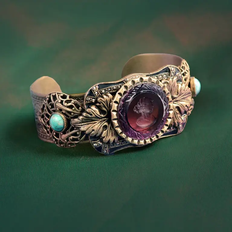 Sweet Romance Amethia Intaglio Bracelet
