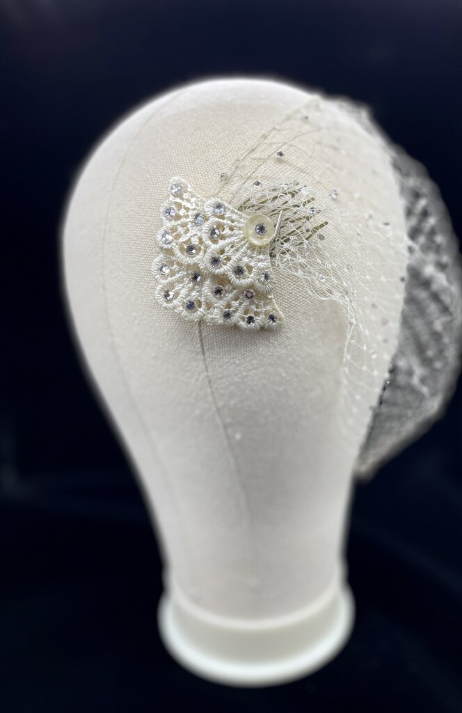 Kalico Delafay Kalico Delafay Ivory Veil w/Lace Clips Dotted w/Crystals