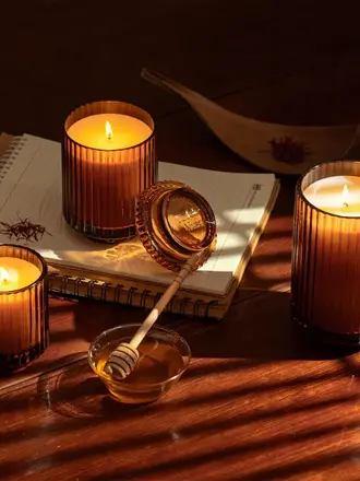 La Jolie Muse Amélie 7oz Candle in Saffron & Oud