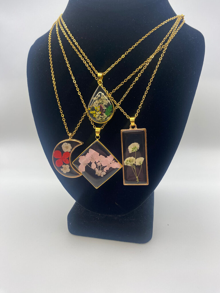 Mio Queena Dried Flower Necklace