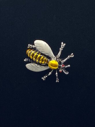 Mio Queena Enamel Bee Brooch
