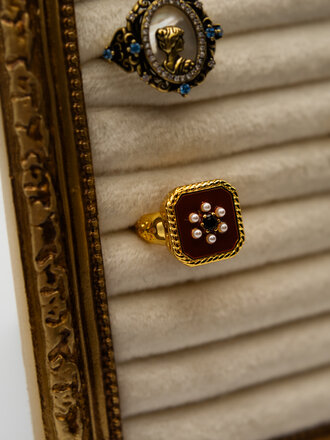 Mio Queena Vintage Pearl Flower Ring