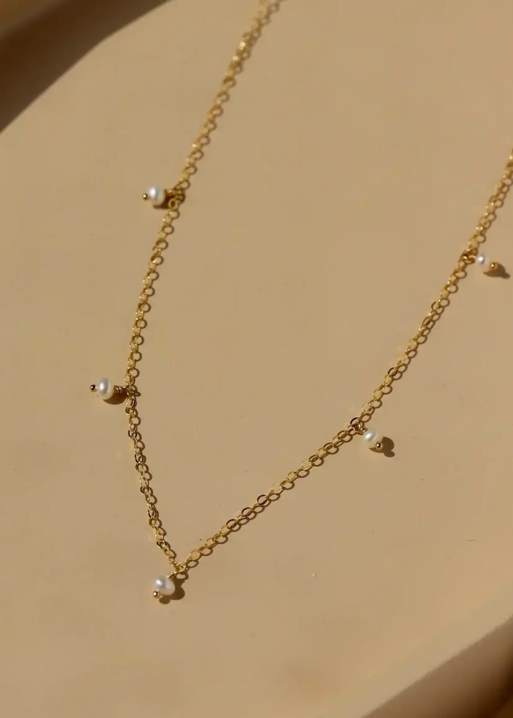 Token Jewelry Delicate Pearl Necklace