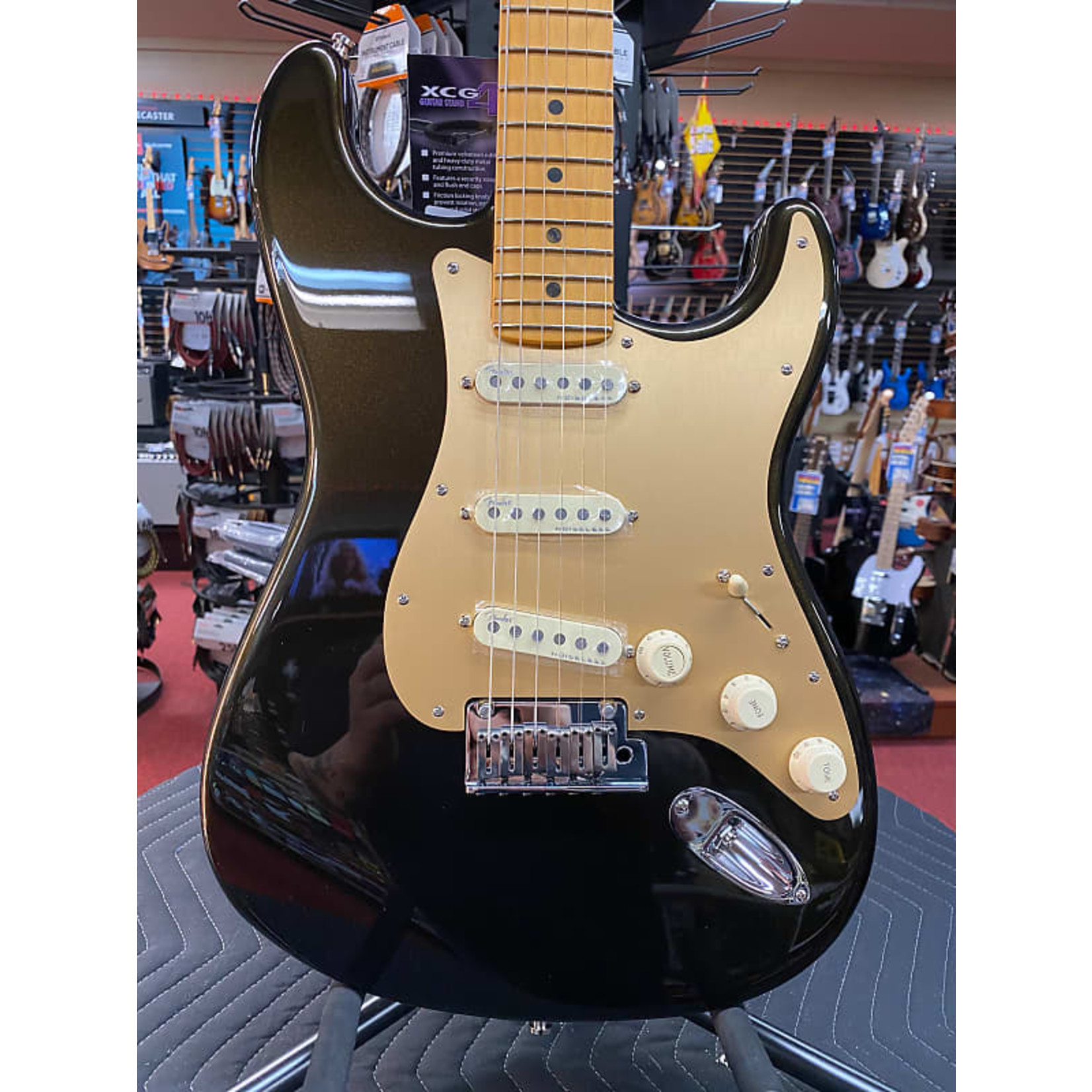 Fender Fender American Ultra Stratocaster®, Maple Fingerboard, Texas Tea