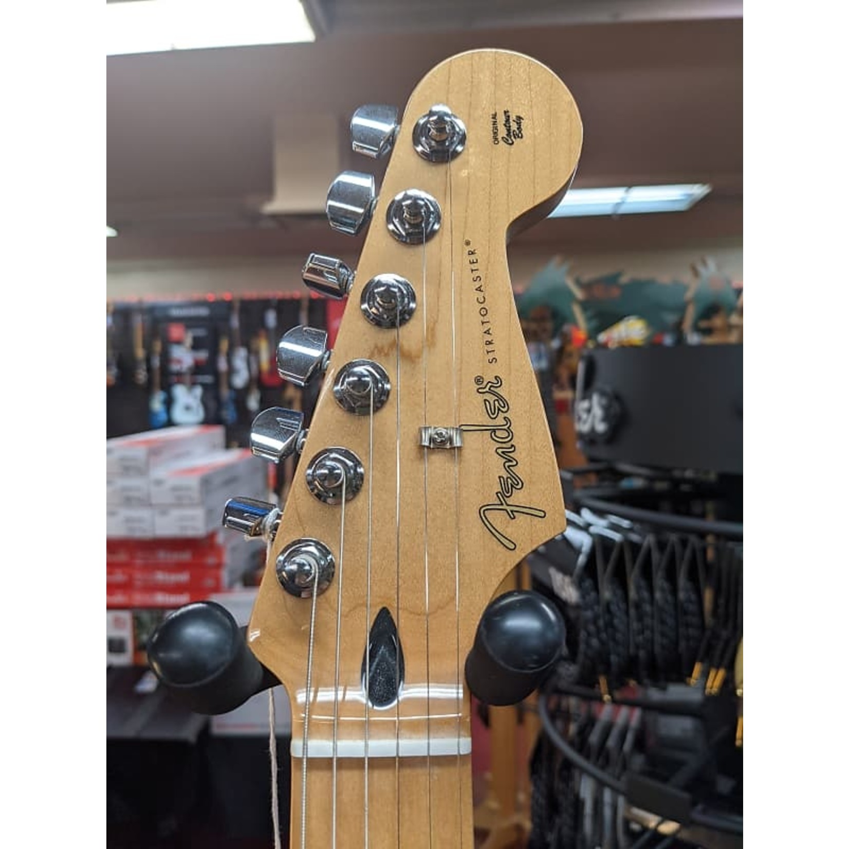 Fender Fender Player Stratocaster® HSS, Maple Fingerboard, 3-Color Sunburst