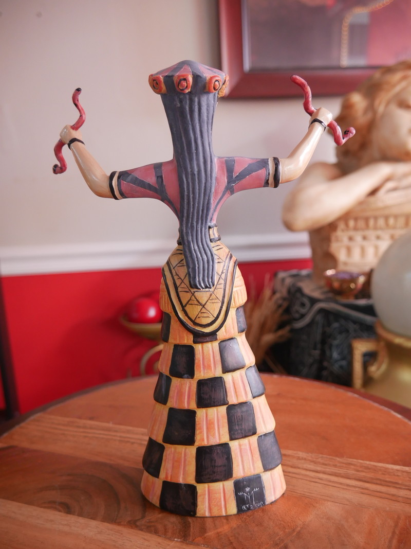 Minoan snake goddess figurines - Wikiwand