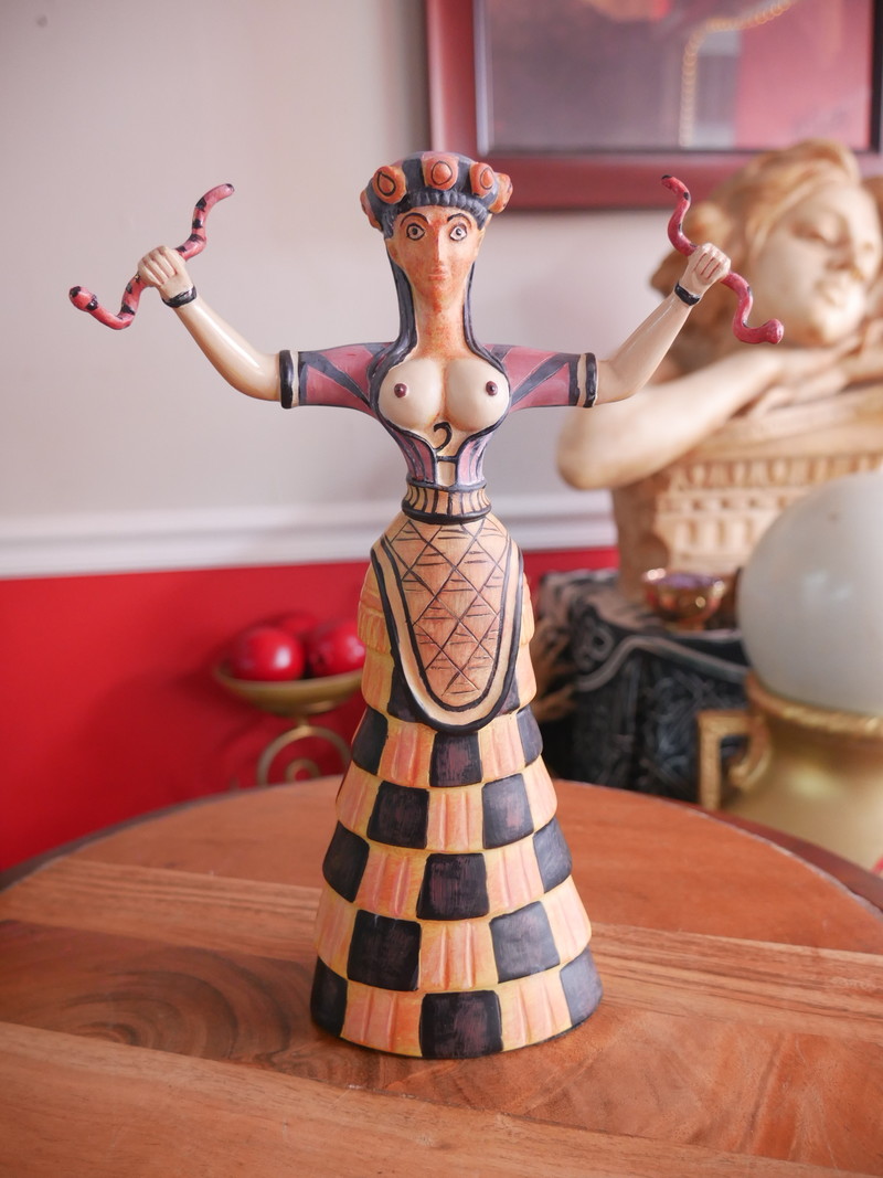 Minoan snake goddess figurines - Wikiwand