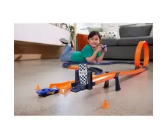 Hot Wheels Hot Wheels RC Speed Challenge Track Set & Battery-Powered Remote-Control 1:64 Scale Toy Car, 30+ Pieces Of Track