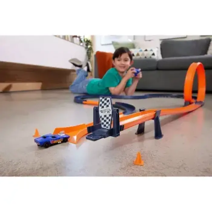 Hot Wheels Hot Wheels RC Speed Challenge Track Set & Battery-Powered Remote-Control 1:64 Scale Toy Car, 30+ Pieces Of Track