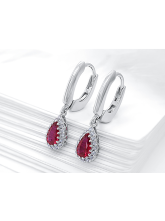 Penelope Boucles d'oreilles Pend PoireRubis 2x=0.40 dia 32x0.10ct 18kb Penelope Boucles d'oreilles Pend PoireRubis 2x=0.40 dia 32x0.10ct 18kb