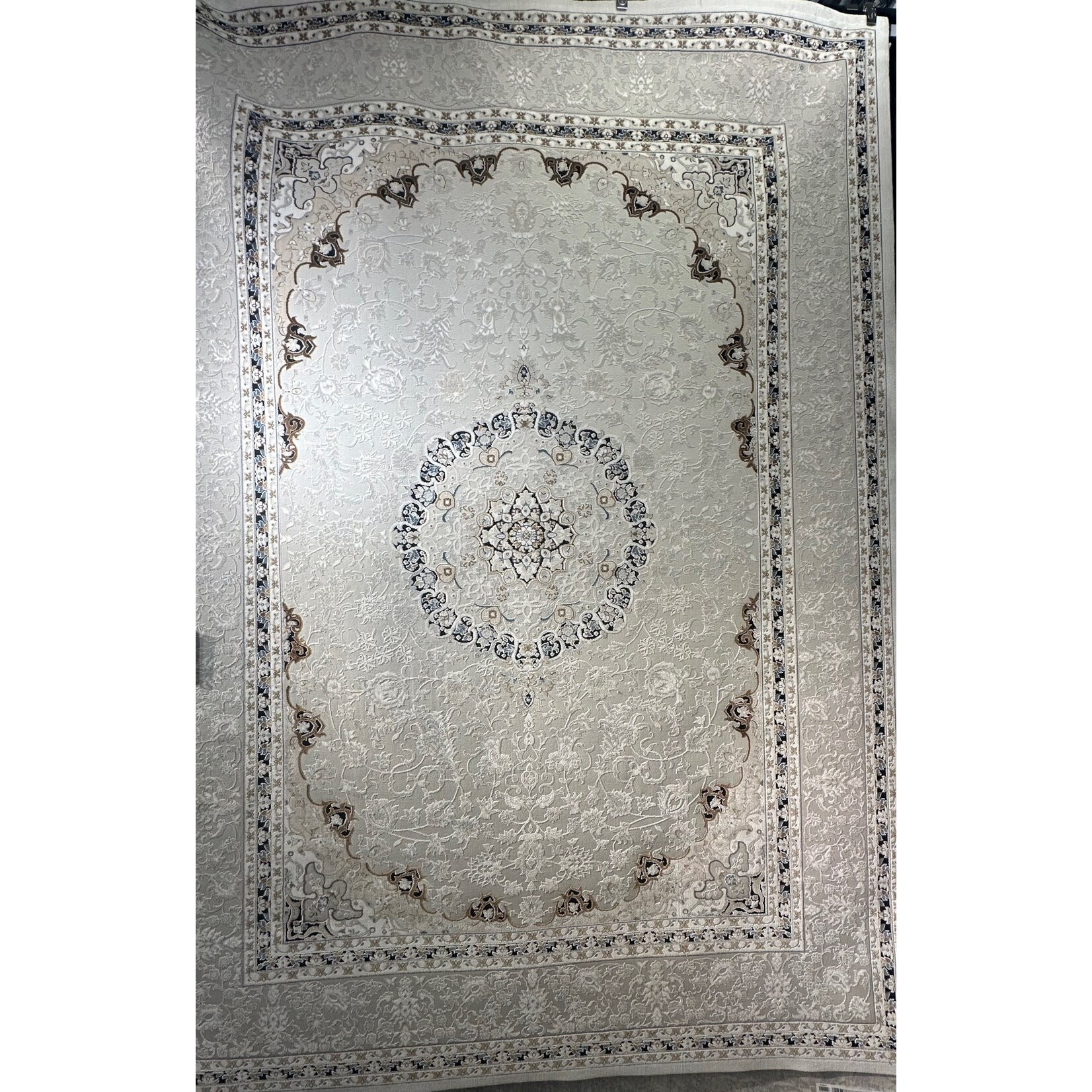 Taj Tapis de la collection Taj - Médaillon Classique, Gris et Crème 8820C