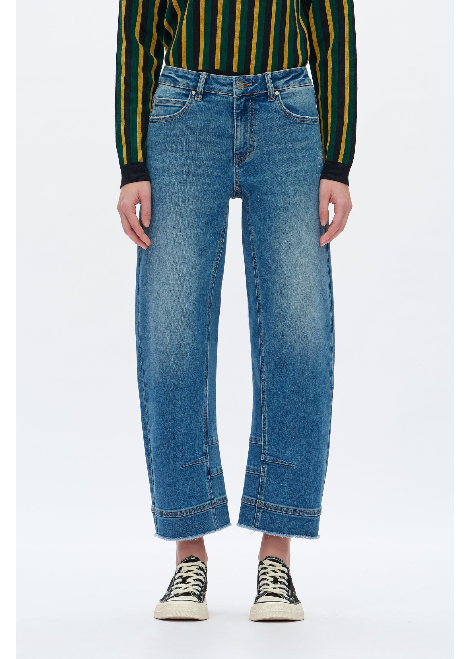 Brooke Mid Rise Barrel Leg Jean Medium Blue