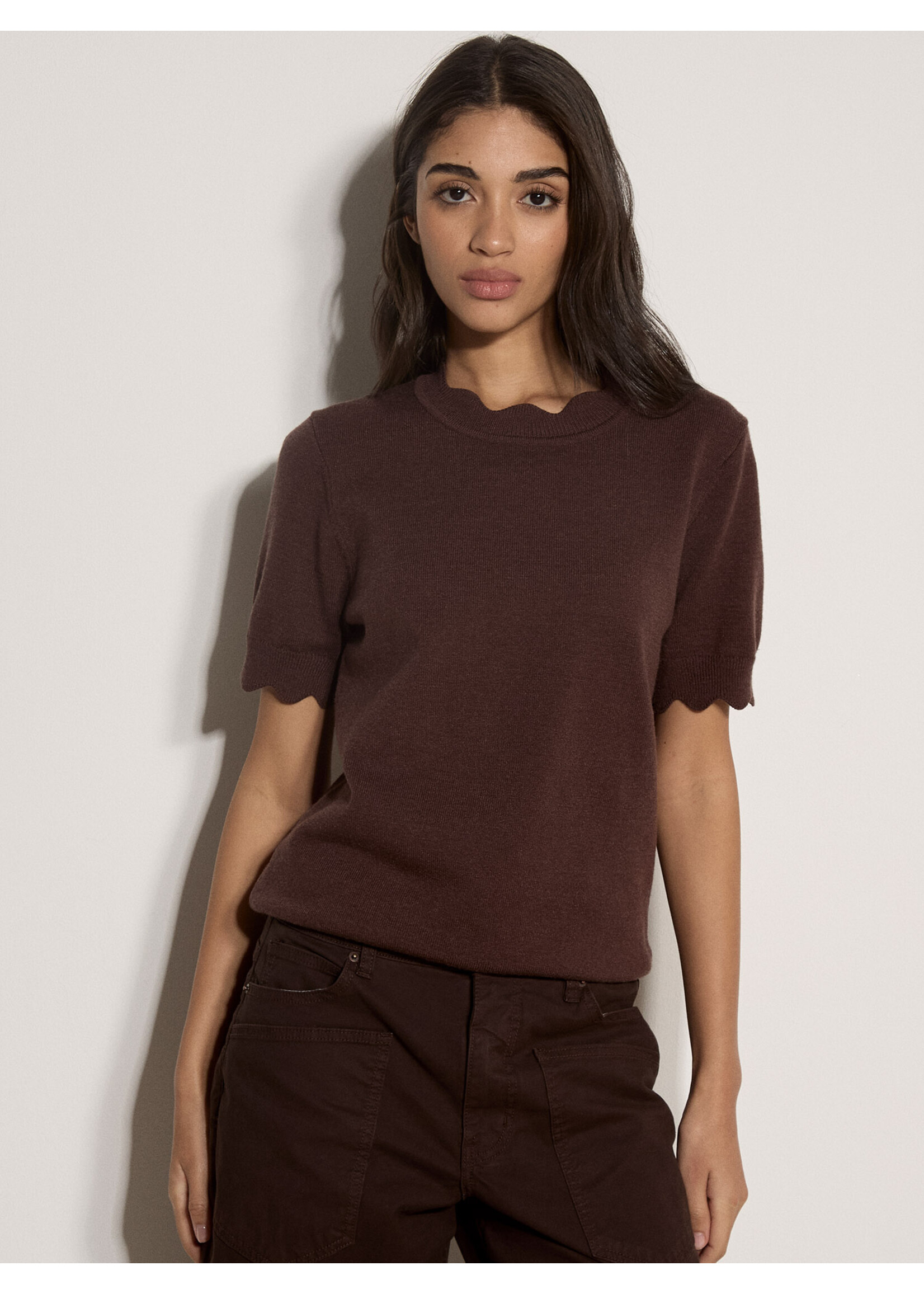 Scallop Neck & Sleeve Knit Tee Brown