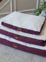Armarkat Armarkat Med Pet Bed Mat w/Poly Fill Cushion Removable Cover Burgundy & Ivory