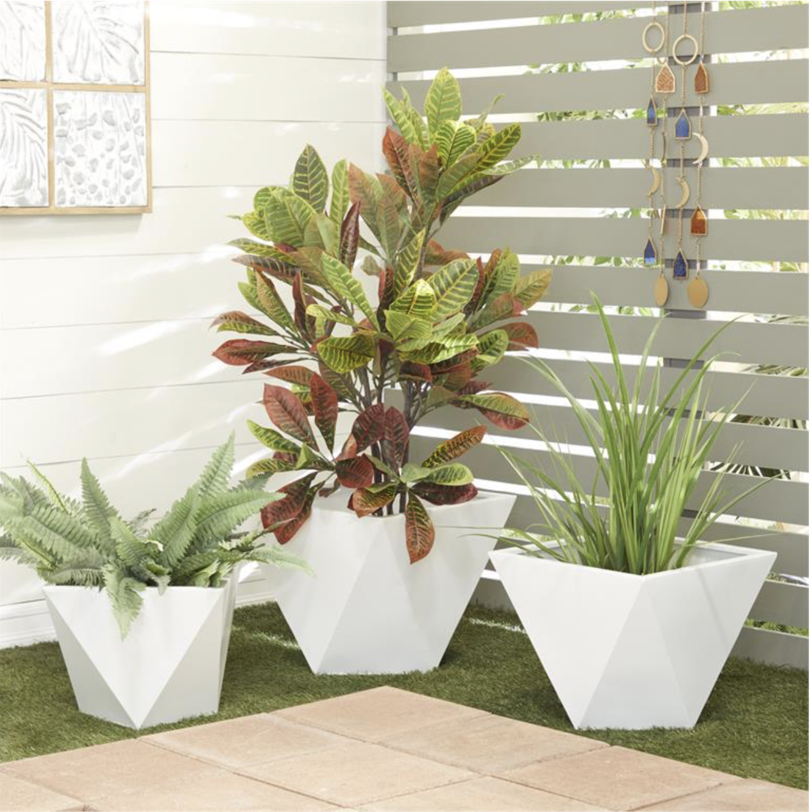 14.5”h x 18.5” LARGE WHITE METAL GEOMETRICAL INDOOR OUTDOOR PLANTER (NOT WATER TIGHT)