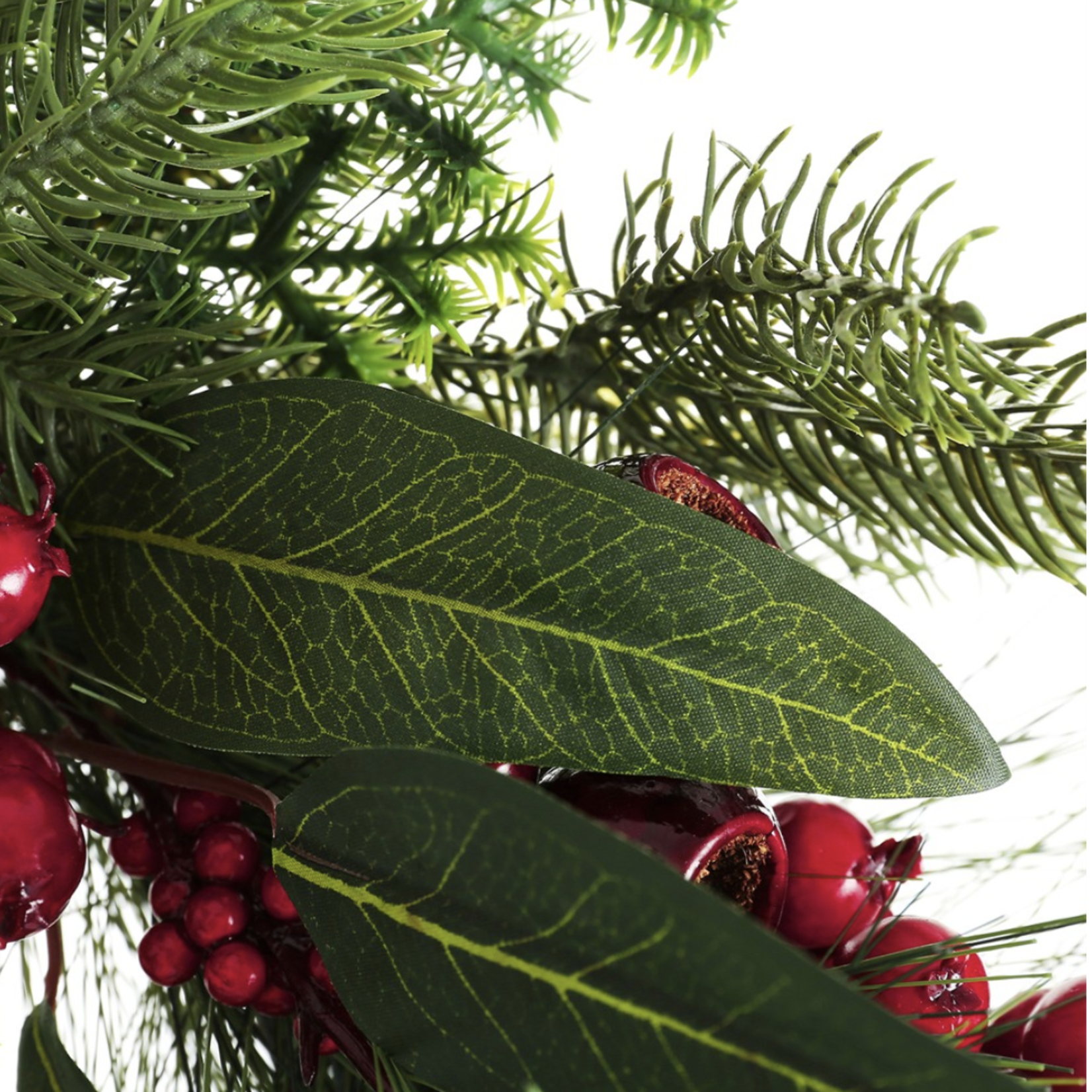 20”D CHRISTMAS WREATH  WITH BERRIES