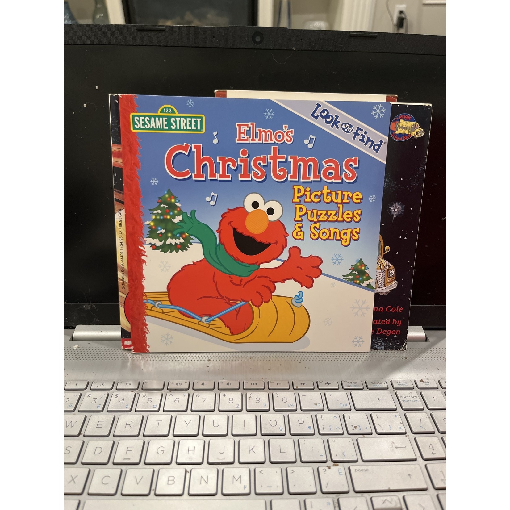 123 Sesame Street - Elmo's Christmas Picture, Puzzles & Songs - Look and Find