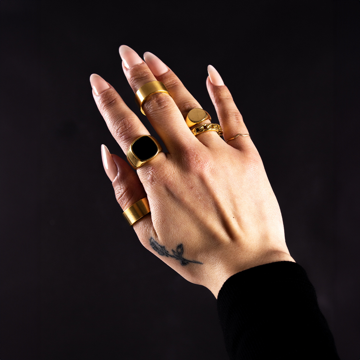 Hits Hits : Dark Signet Ring - Gold
