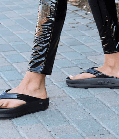 The Oofos Oolala Sandals Are Great for Foot Pain