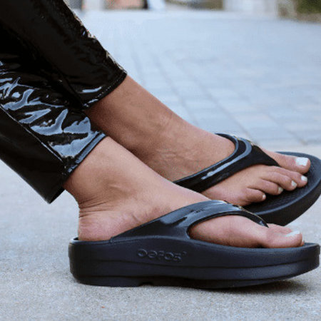 The Oofos Oolala Sandals Are Great for Foot Pain