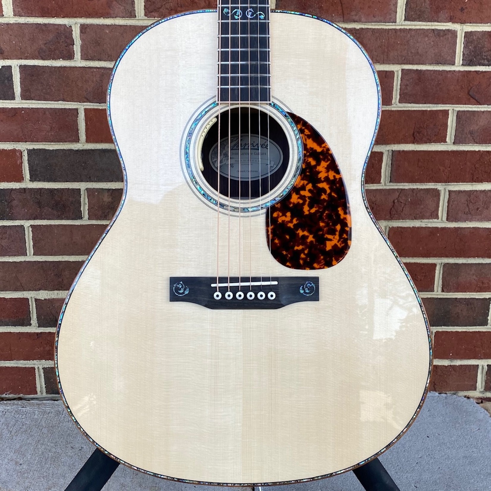 Larrivee Larrivee L-10 Custom, Indian Rosewood Back and Sides, Moon Spruce Top, Koa Body Binding, LR Baggs Anthem No Cut Electronics, Hardshell Case