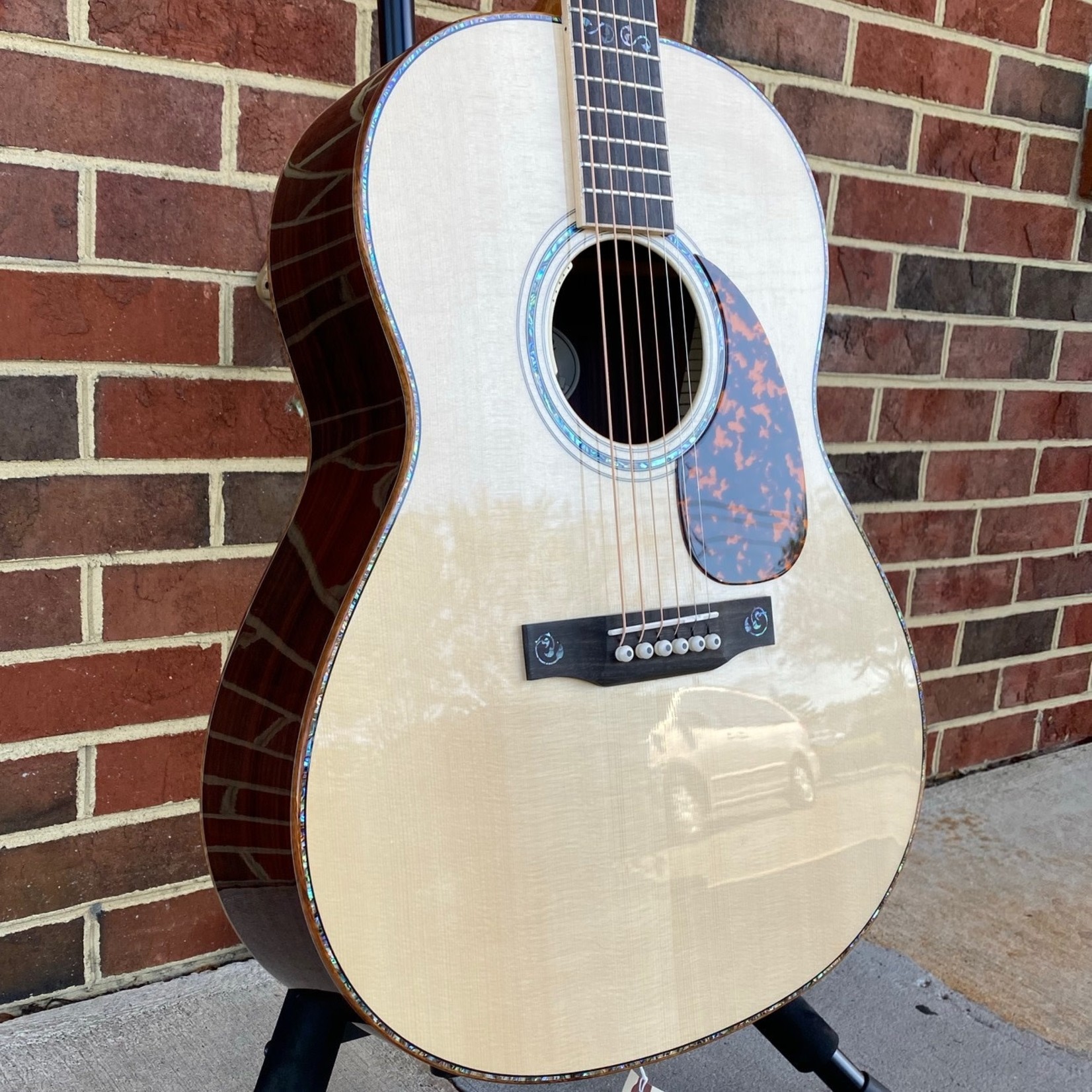 Larrivee Larrivee L-10 Custom, Indian Rosewood Back and Sides, Moon Spruce Top, Koa Body Binding, LR Baggs Anthem No Cut Electronics, Hardshell Case