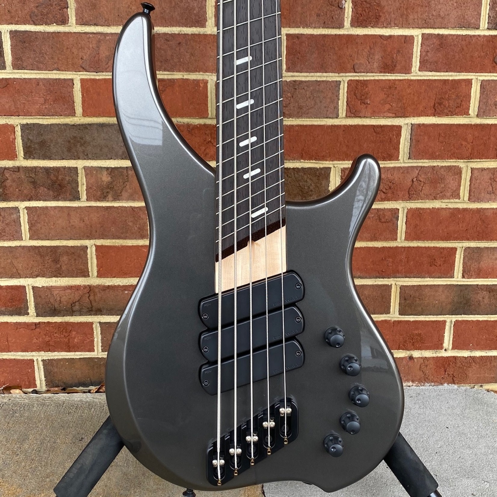 Dingwall Dingwall ABI Custom 5, Afterburner 5-String, 3x Pickups, Alder Body, Charcoal Metallic Custom Color, Maple Neck, Wenge Fretboard, Speedo Bar Inlays, Blue Luminlay Side Markers, Darkglass Tone Capsule Preamp, Dingwall Deluxe Gig Bag