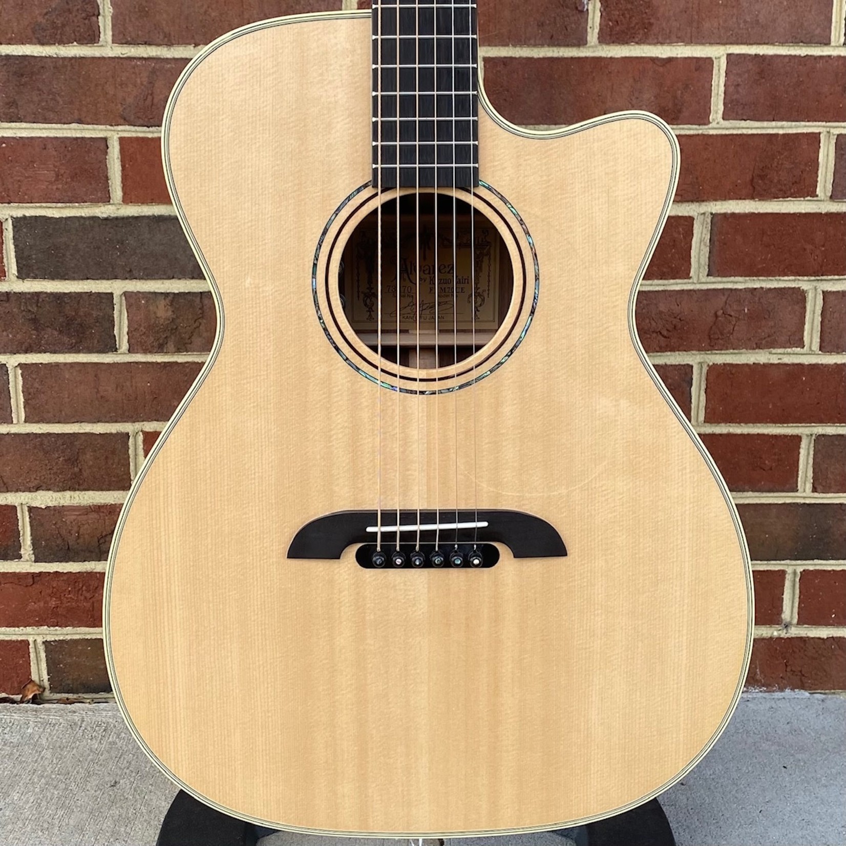 Alvarez Alvarez Yairi Masterworks FYM70CE, OM, Sitka Spruce Top, Rosewood Back and Sides, LR Baggs VTC Element, Hardshell Case