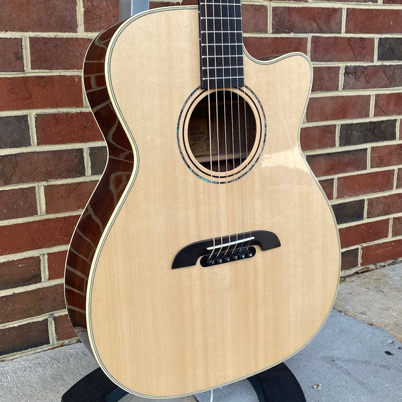 Alvarez Alvarez Yairi Masterworks FYM70CE, OM, Sitka Spruce Top, Rosewood Back and Sides, LR Baggs VTC Element, Hardshell Case