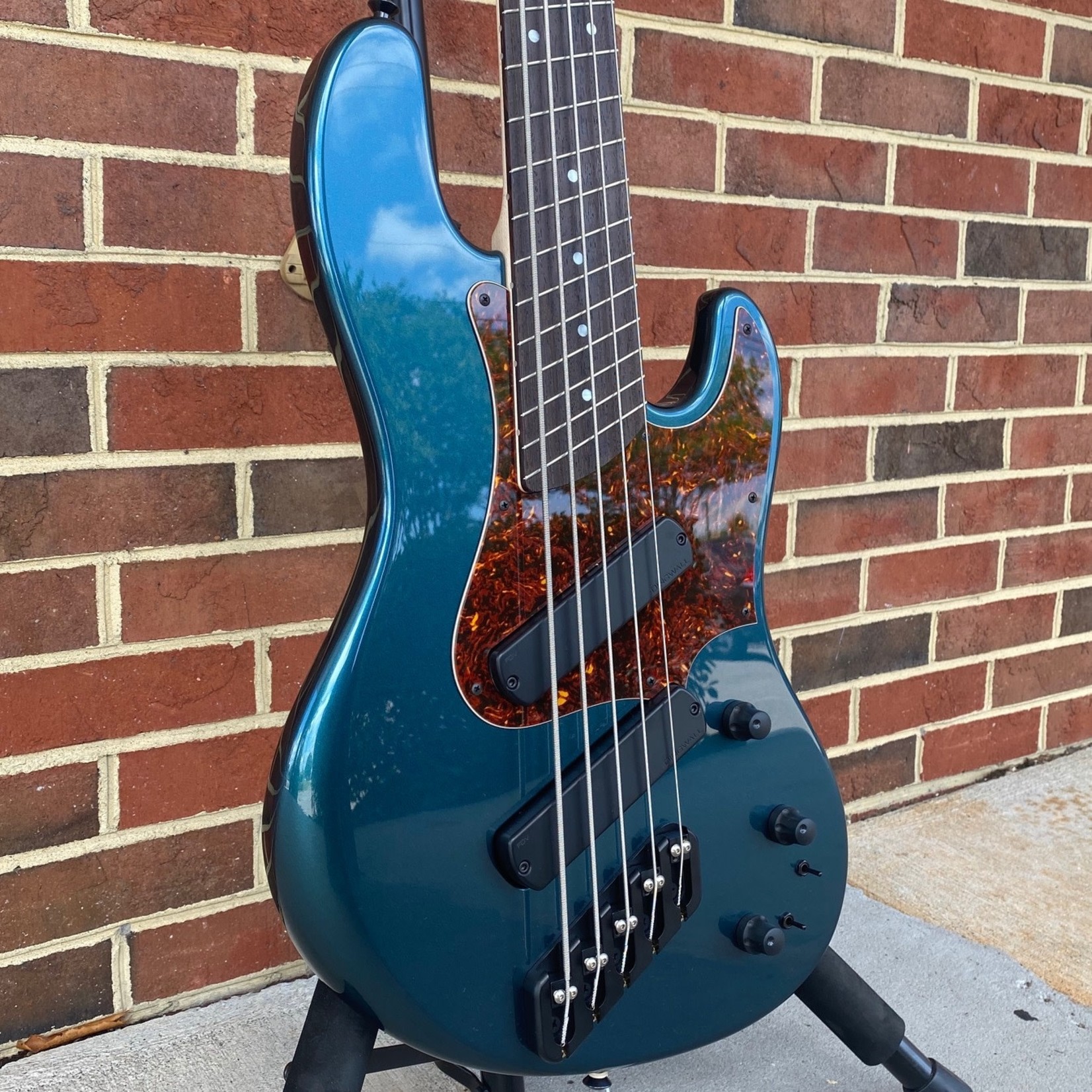 Dingwall Dingwall Super J Custom 5-String, Alder Body, Dark Lake Placid Blue, Tortoise Shell Pickguard, Passive Electronics w/ Series/Parallel Toggles, Maple Neck, Wenge Fretboard, White Pearloid Dots and Side Markers, Dingwall Deluxe Gig Bag