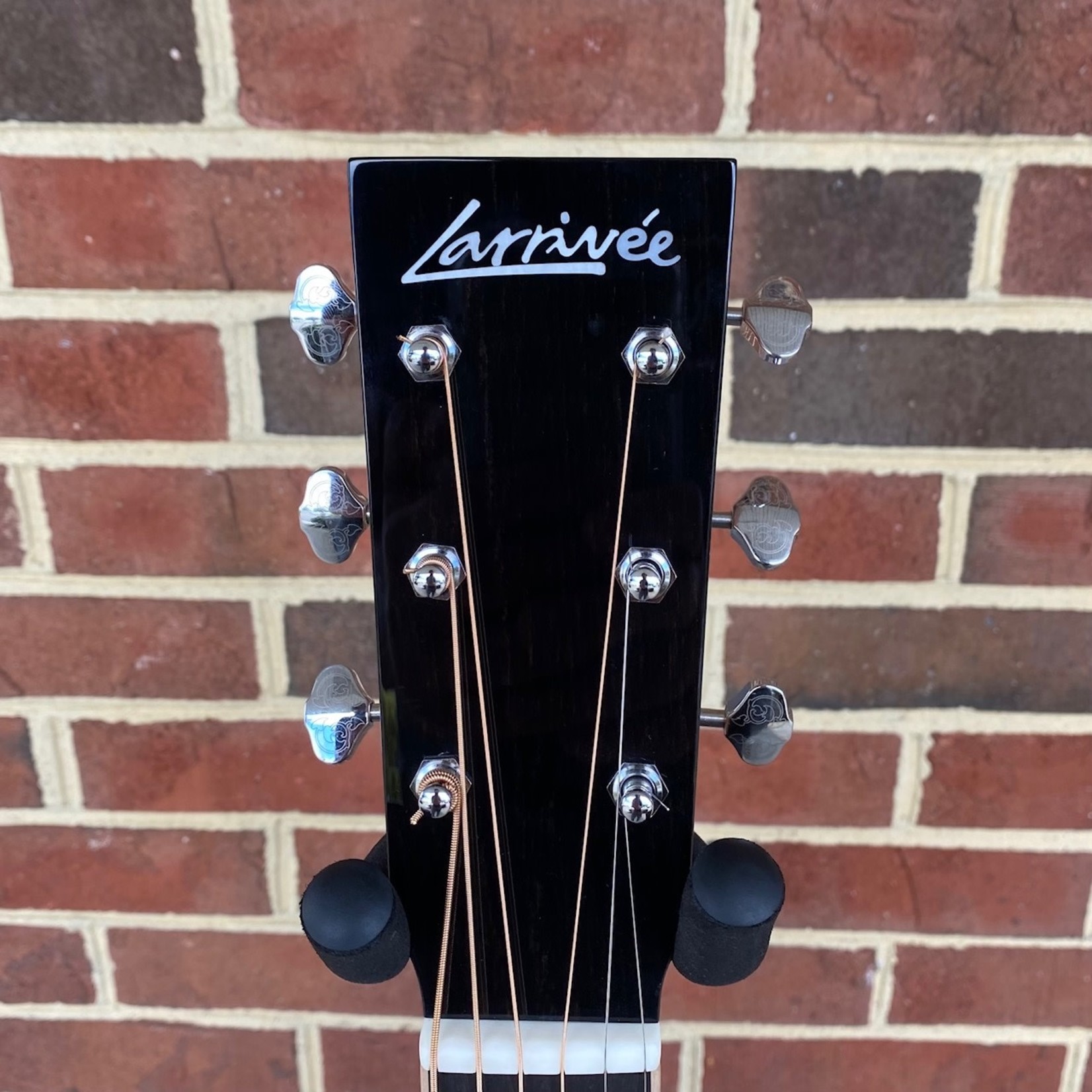 Larrivee Larrivee OM-44R, Indian Rosewood Back & Sides, European Alpine Moon Spruce Top, Ebony Bridge & Fretboard, Bone Nut & Saddle, Maple Binding, Gloss Finish, Hardshell Case