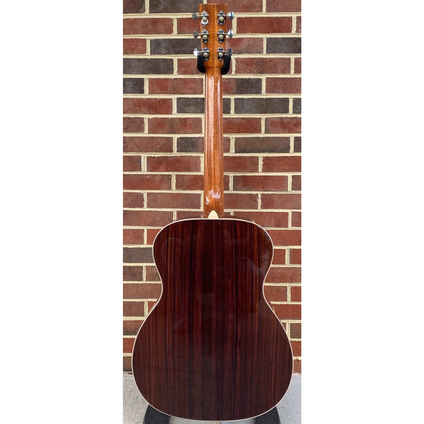 Larrivee Larrivee OM-44R, Indian Rosewood Back & Sides, European Alpine Moon Spruce Top, Ebony Bridge & Fretboard, Bone Nut & Saddle, Maple Binding, Gloss Finish, Hardshell Case