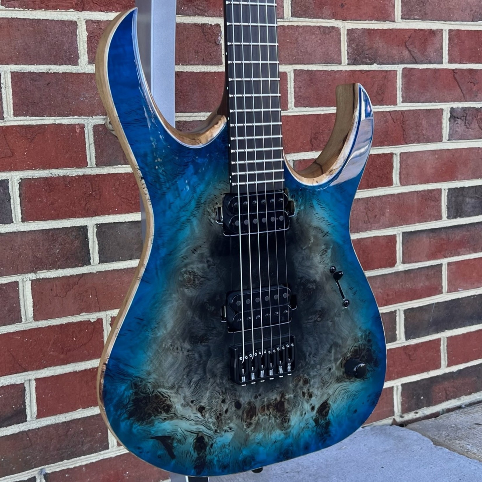 Mayones Mayones Duvell Elite 6, Supernova Blue Gloss, Eye Poplar Top, Black Limba Body, Bare Knuckle TKO Pickups, Hipshot Bridge, Hipshot GripLock Tuners, Mayones Hybrid Case