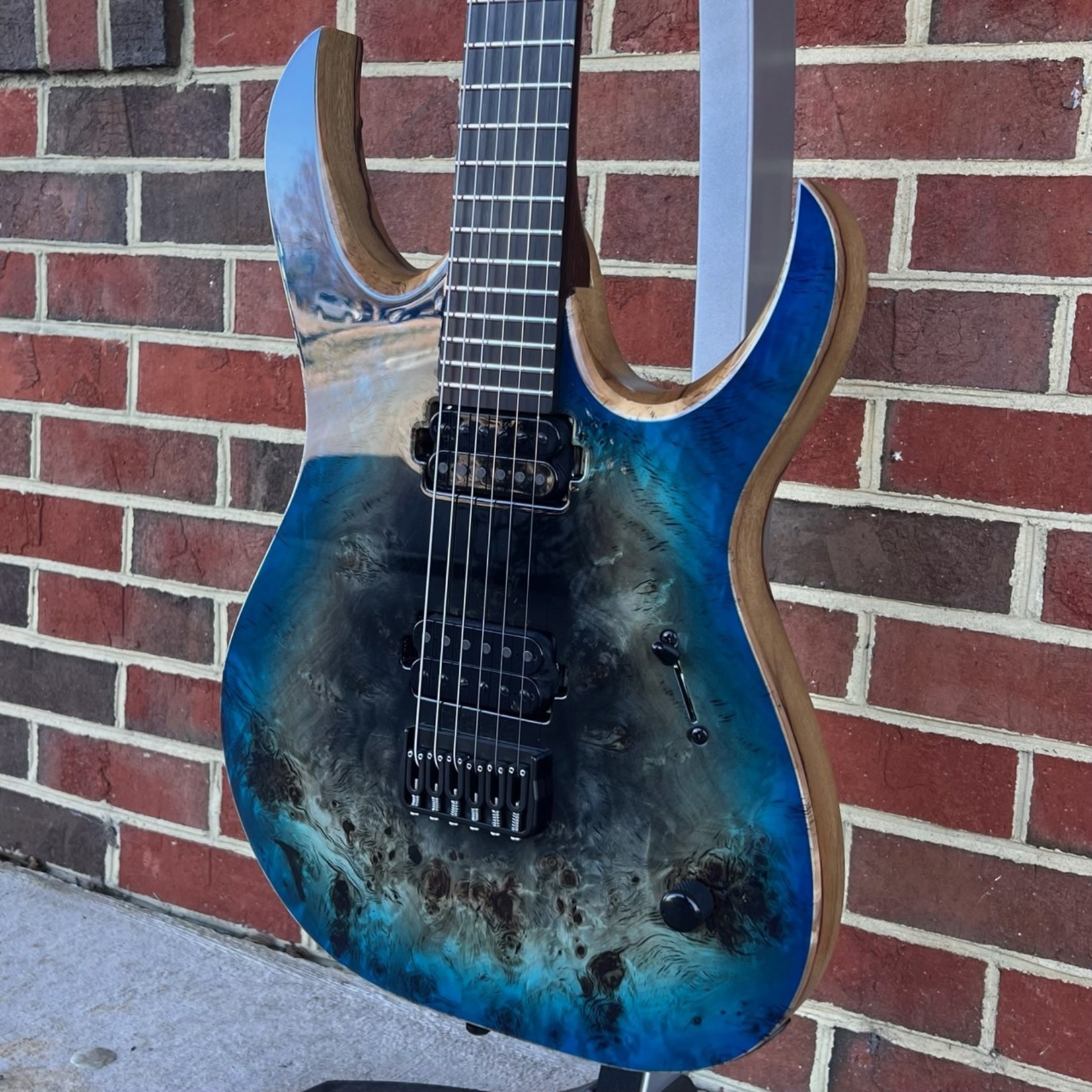 Mayones Mayones Duvell Elite 6, Supernova Blue Gloss, Eye Poplar Top, Black Limba Body, Bare Knuckle TKO Pickups, Hipshot Bridge, Hipshot GripLock Tuners, Mayones Hybrid Case