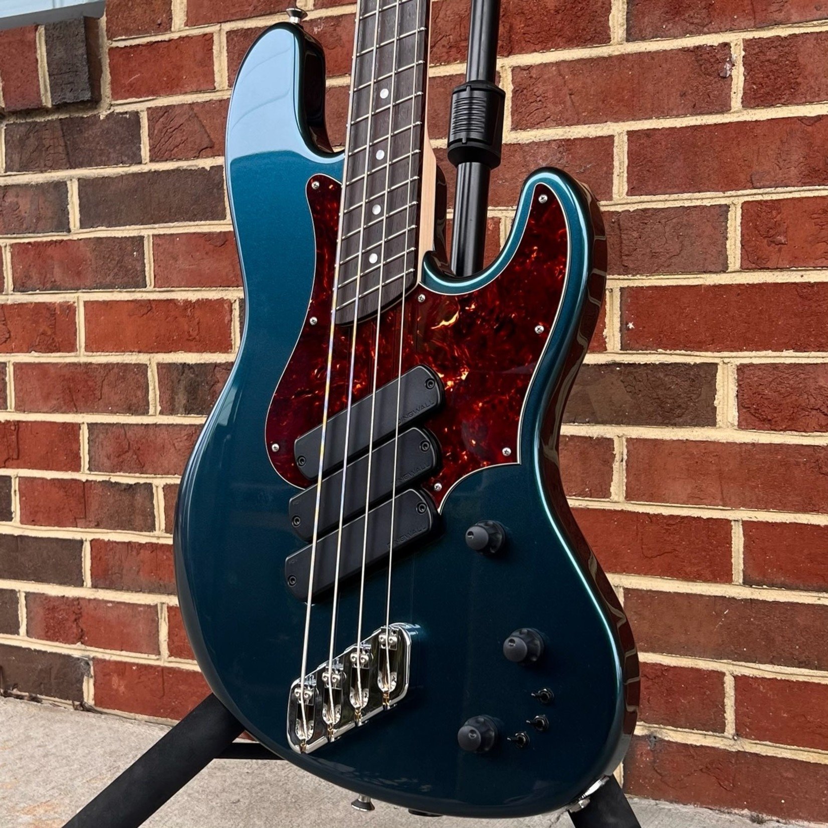 Dingwall Dingwall Super J Custom 4-String, 3x FDV Pickups, Lake Placid Blue, Maple Neck, Wenge Fretboard, Passive w/ Toggles (series/parallel), White Pearloid Dots, Chrome Hardware, Dingwall Deluxe Gig Bag, SN# 6756