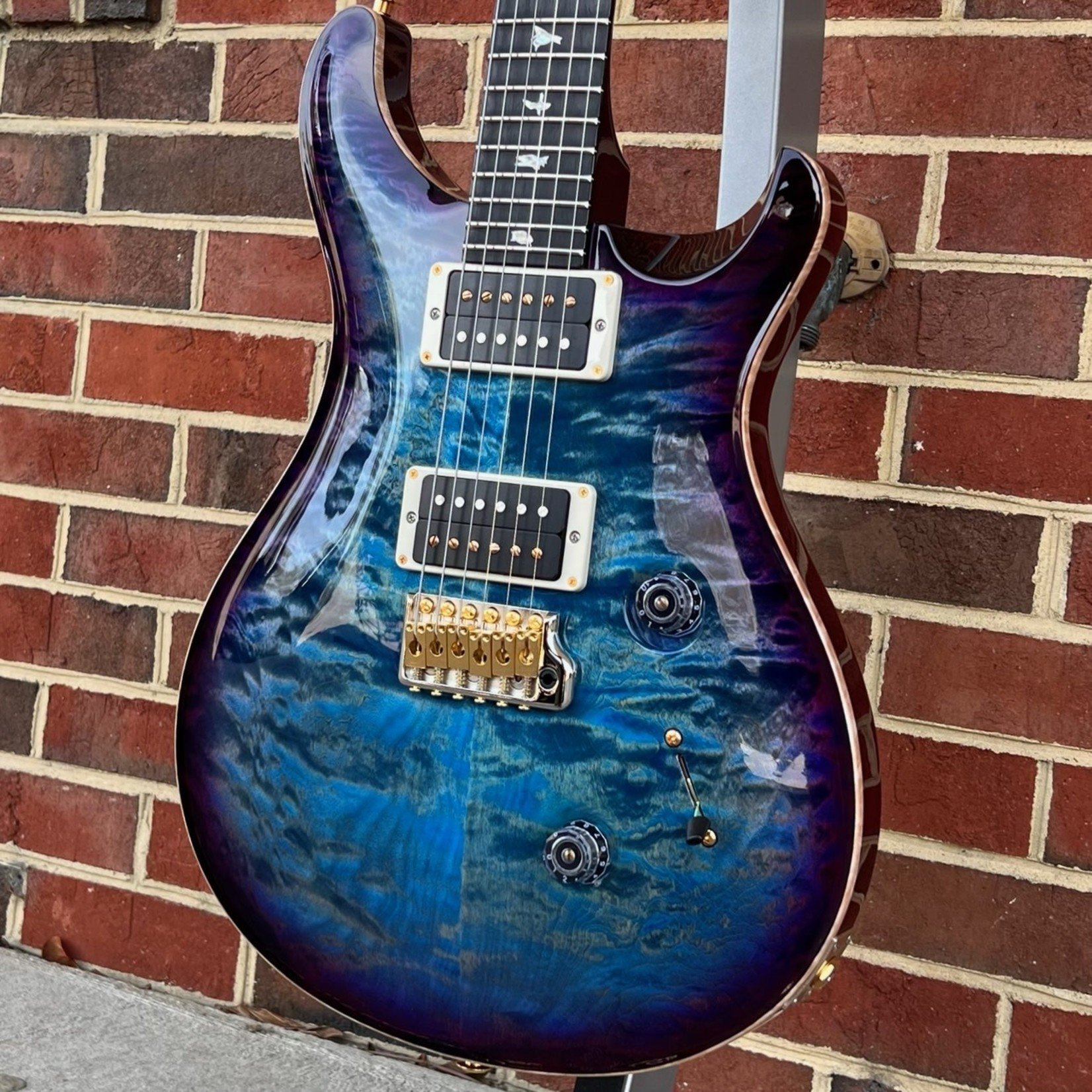 Paul Reed Smith Paul Reed Smith Wood Library Custom 24, 10-Top Quilted Maple, Aquabluex Purple Burst, Figured Maple Neck - Stained to Match, Ebony Fretboard, Mahogany Body, Pattern Thin Neck, 85/15 Pickups, Hybrid Hardware, Hardshell Case