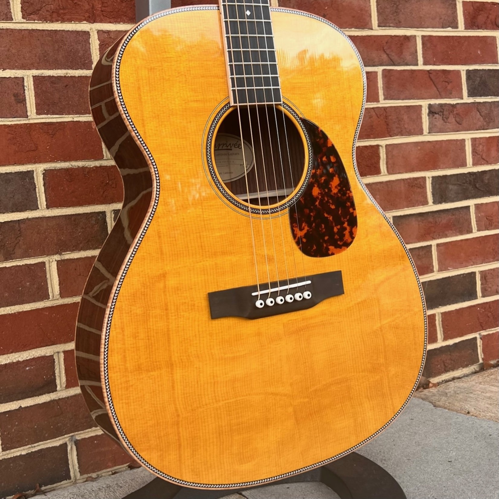 Larrivee Larrivee OM-60 Custom, High Grade Bearclaw Spruce Top, Rosewood Back & Sides, Maple Binding, Ebony Fretboard & Bridge, Bone Nut & Saddle, Hardshell Case