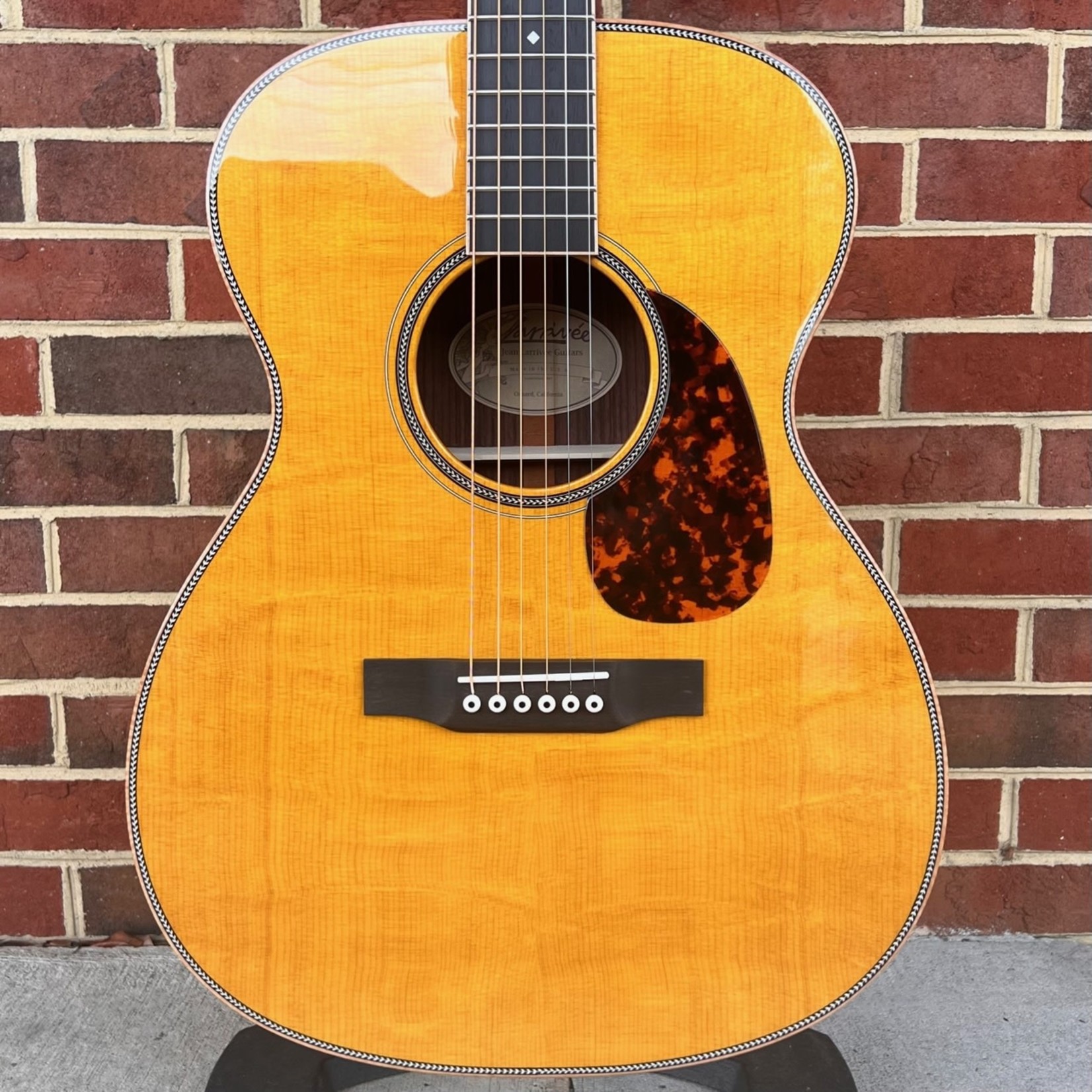 Larrivee Larrivee OM-60 Custom, High Grade Bearclaw Spruce Top, Rosewood Back & Sides, Maple Binding, Ebony Fretboard & Bridge, Bone Nut & Saddle, Hardshell Case